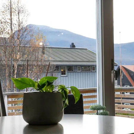 House With A Balcony View Of The Mountains *