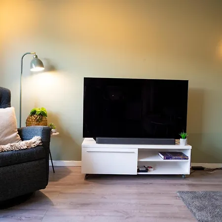 Apartman House With A Balcony View Of The Mountains